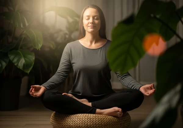 一个人平静地冥想,安抚心灵,获得深度休息